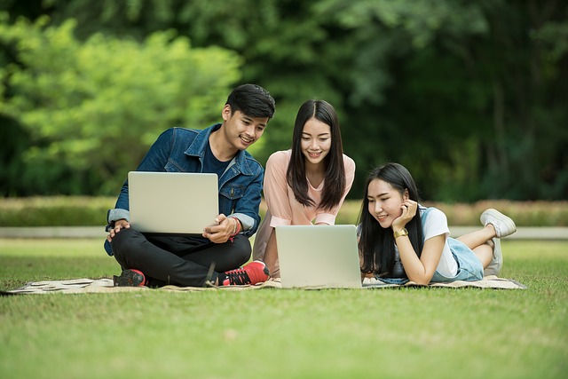 students-1807505_640